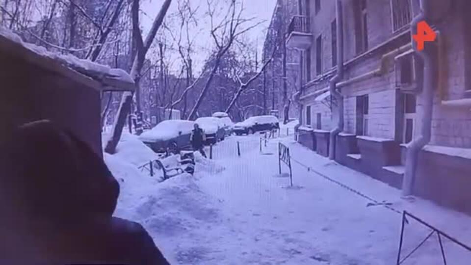 Женщина попала в больницу после падения на нее куска льда в Москве