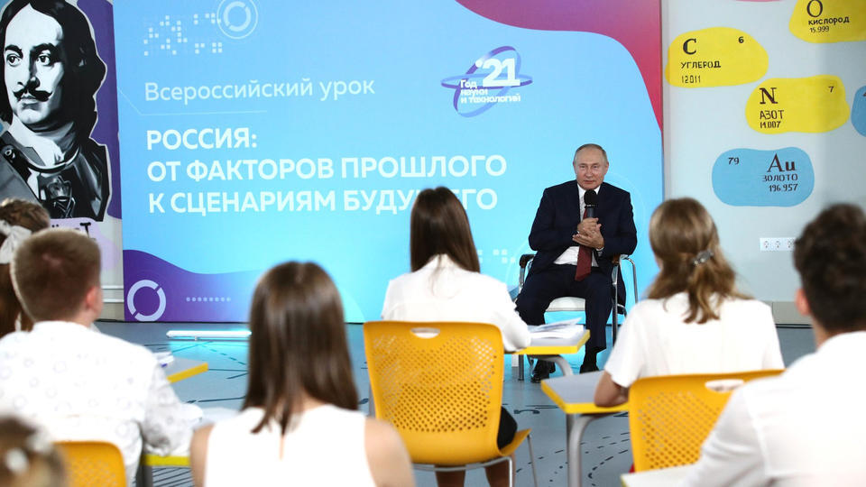 Путин рассказал о своей реакции на поправку школьника в беседе