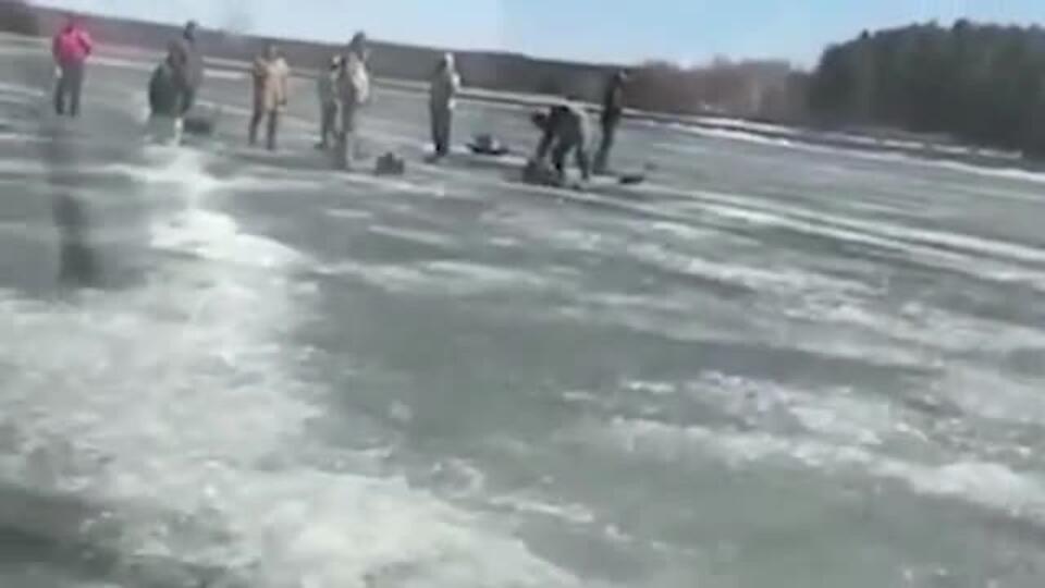 Девять рыбаков спасли с отколовшейся льдины в Нижегородской области