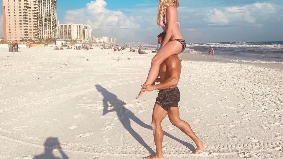 Это не она: Пляжное фото Бритни Спирс с бойфрендом сочли постановочным