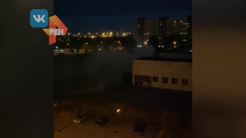 Коммунальный фонтан высотой в пять этажей покорежил машины в Петербурге