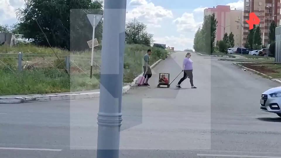 В Оренбурге родители выгуливали ребенка в клетке на колесиках