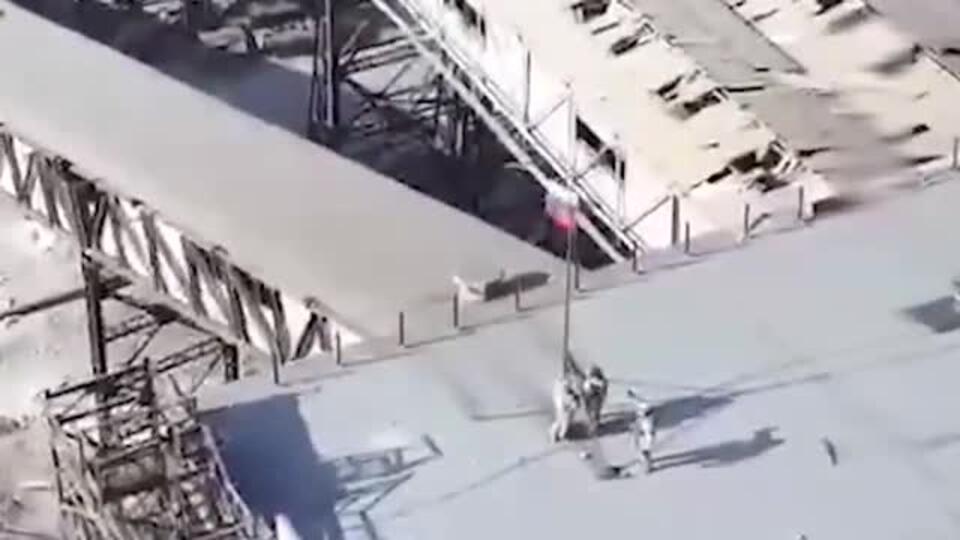 В Сети распространяются кадры установки флага РФ на крыше завода в Авдеевке