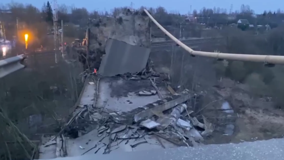 СК показал кадры с места обрушения моста в Смоленской области