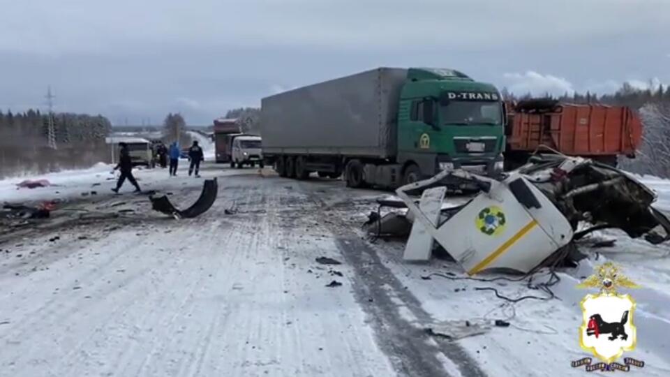 Смертельное ДТП с тремя грузовиками произошло в Иркутской области