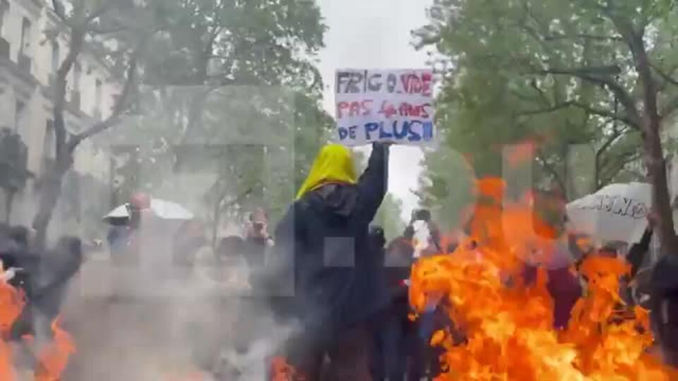 В Париже начались столкновения протестующих с полицией