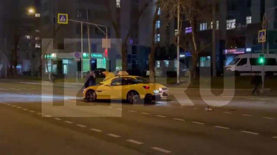 Ferrari и такси столкнулись в Москве