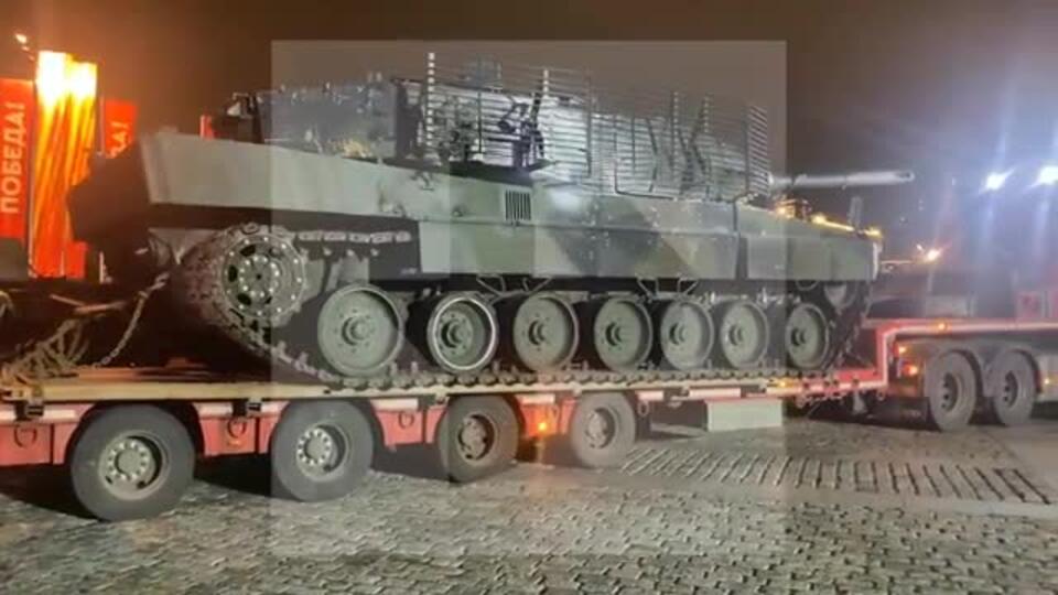 Танк Leopard привезли на выставку трофейной техники на Поклонной горе в Москве