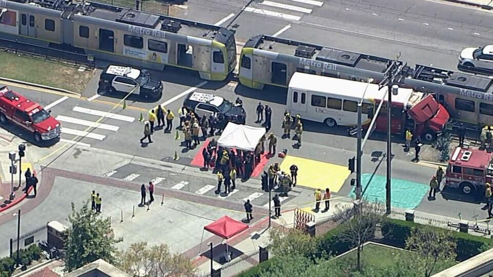 При столкновения поезда и автобуса в Лос-Анджелесе пострадали 55 человек