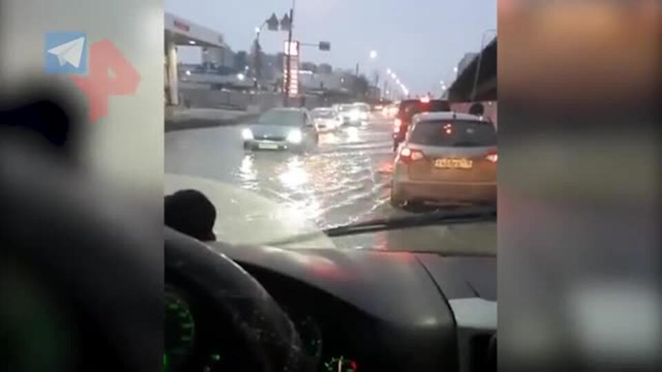 В Петербурге затопило проспект