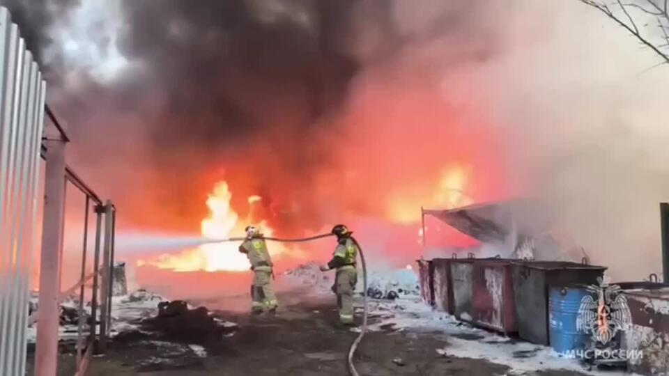 Огонь охватил территорию склада в Волгограде на площади 1200 