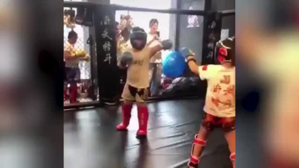 Главу UFC восхитила девочка, побившая мальчика на турнире MMA в Китае