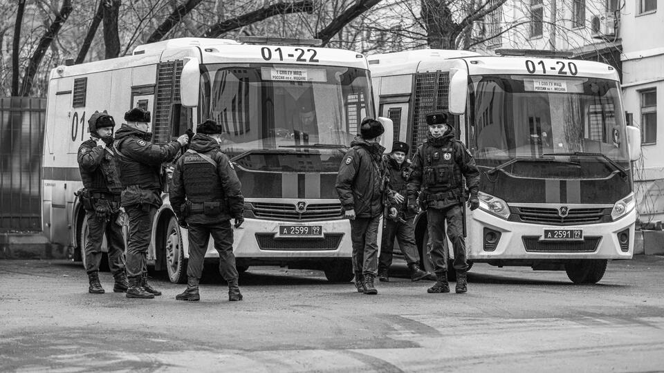 Меры безопасности усилили у Басманного суда в Москве