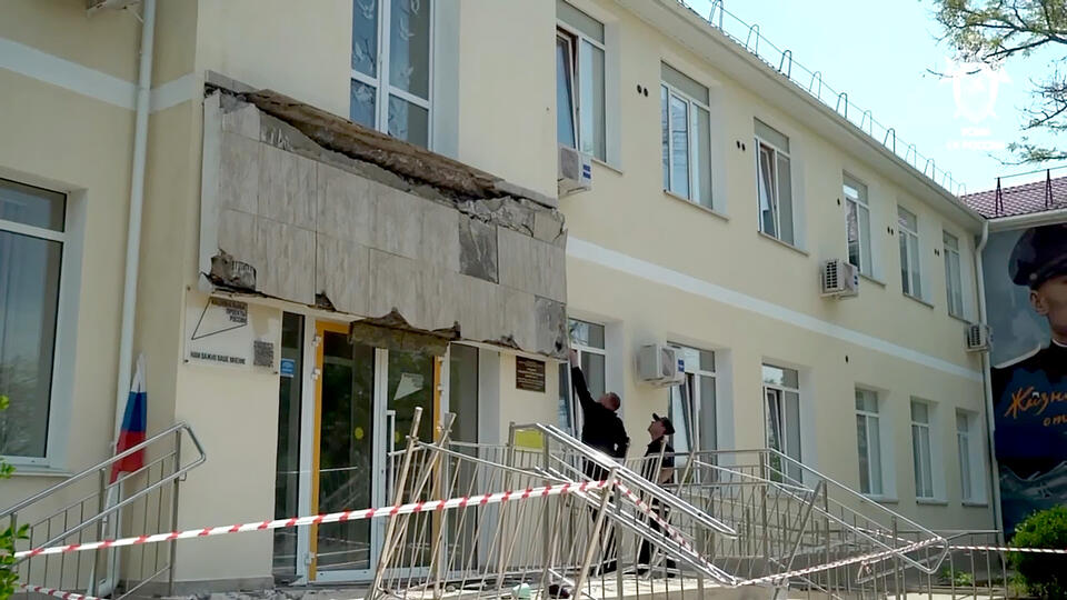 Пострадавшие при обрушении балкона в Севастополе школьники остаются в больнице