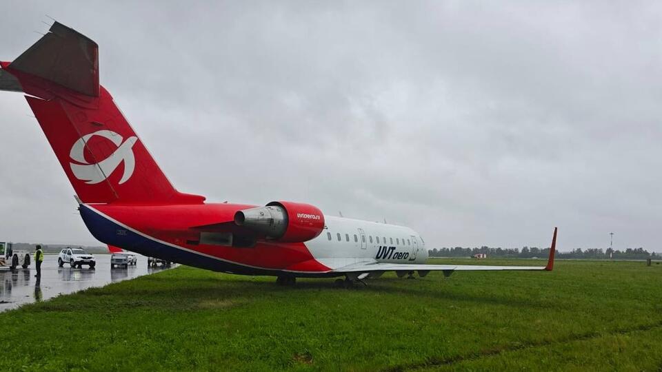 Пассажирский самолет выбросило на газон после посадки в Екатеринбурге