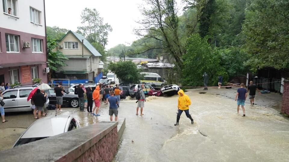 Район Сочи затопило из-за выпавших за ночь 80 миллиметров осадков
