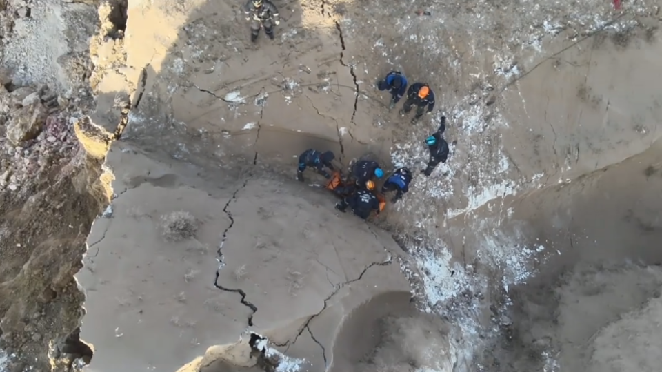 В Казахстане нашли автобус, упавший в очистное пространство у шахты