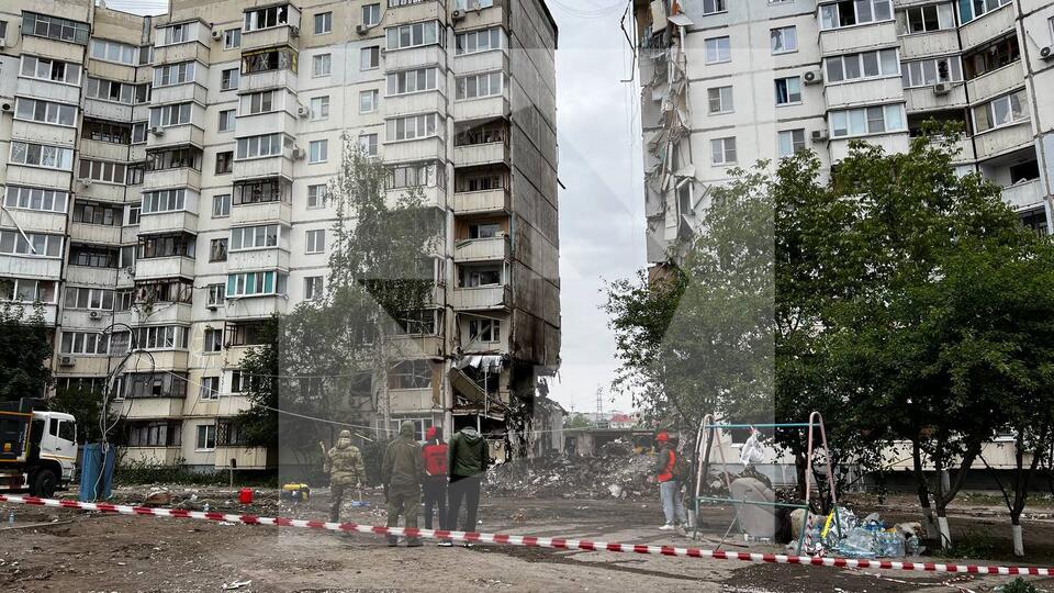 Эвакуаторы увозят покореженные авто от разрушенного ВСУ дома в Белгороде