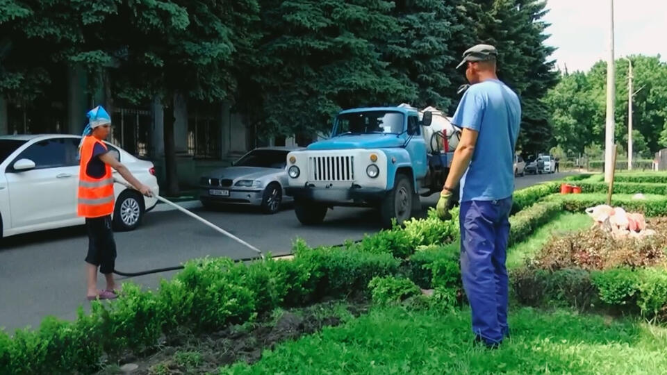Украинское командование предпочло посадку клумб и покраску заборов своим боевым задачам. Фото: © Кадр из программы "СОВБЕЗ", РЕН ТВ