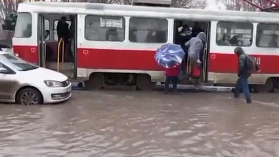 Люди садятся в лодки, девушек носят на руках: потопы возникли в России