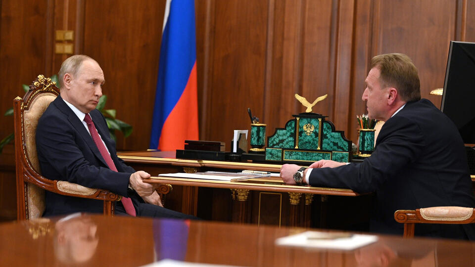 Путин провел рабочую встречу с Шуваловым по финансовой стратегии