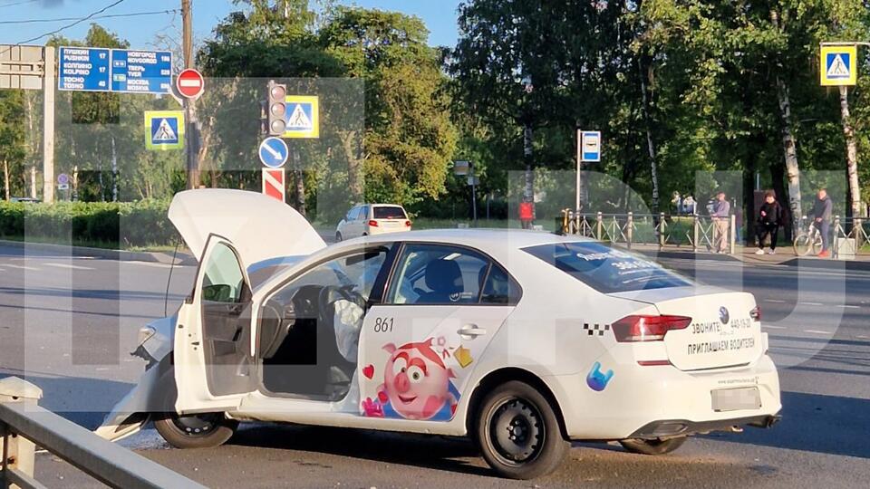 Детское такси с Нюшей из "Смешариков" снесло BMW в Петербурге