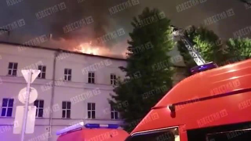 Крыша горящего общежития в Москве частично обрушилась