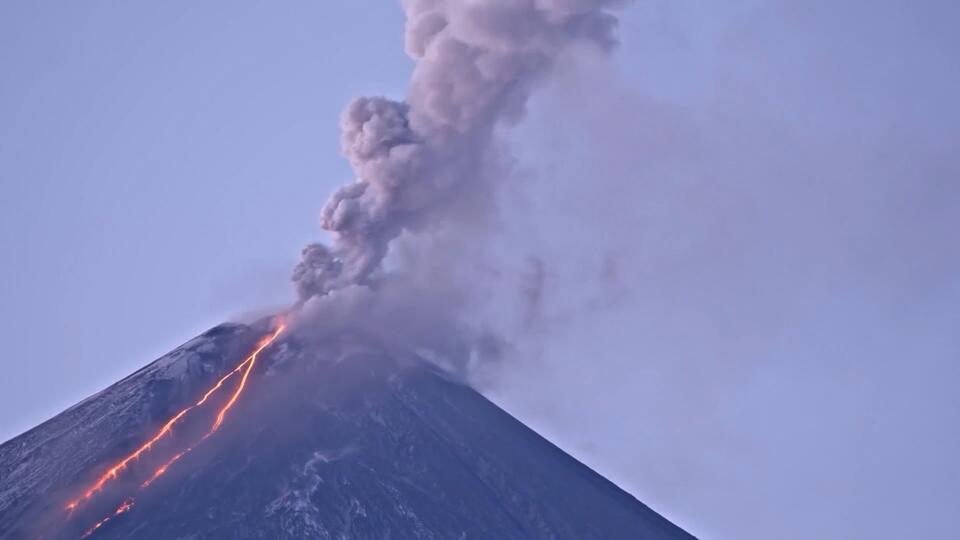 Сколько извержений вулканов происходит в год на земле и почему происходят извержения вулканов? В чем сходство и различие между землетрясениями и вулканизмом? Гейзер горячий