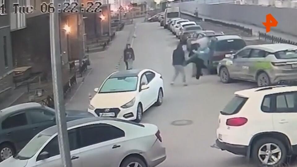 Банда подростков избивала и грабила прохожих в Петербурге