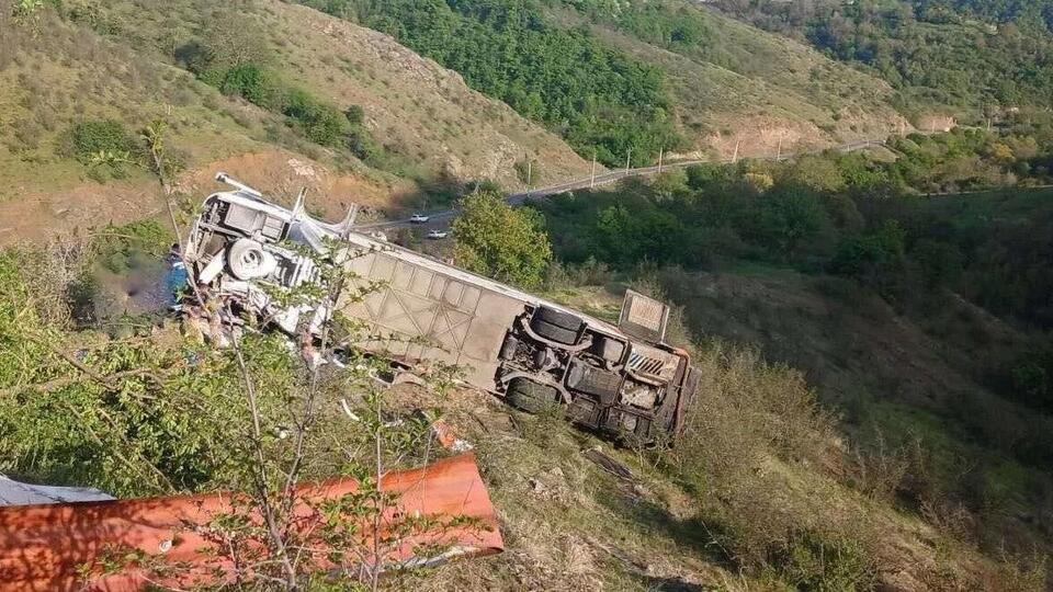 Три человека погибли в упавшем в овраг автобусе с иранцами в Армении