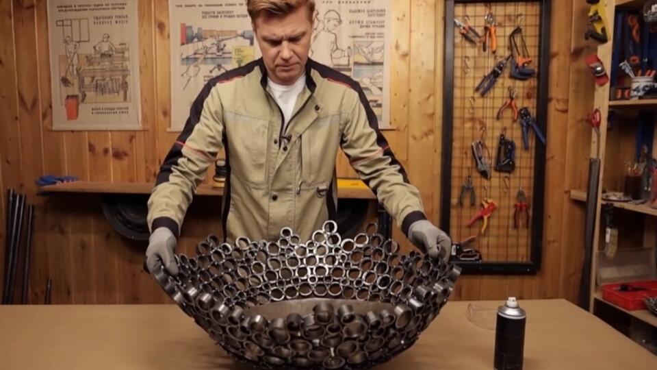 Костровая чаша из металлических труб. Фото: © Кадр из программы "Самая народная программа", РЕН ТВ