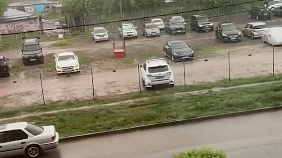 Тропический ливень с градом обрушился на Красноярск