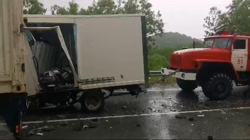 На Сахалине грузовик столкнулся с фурой, один человек погиб