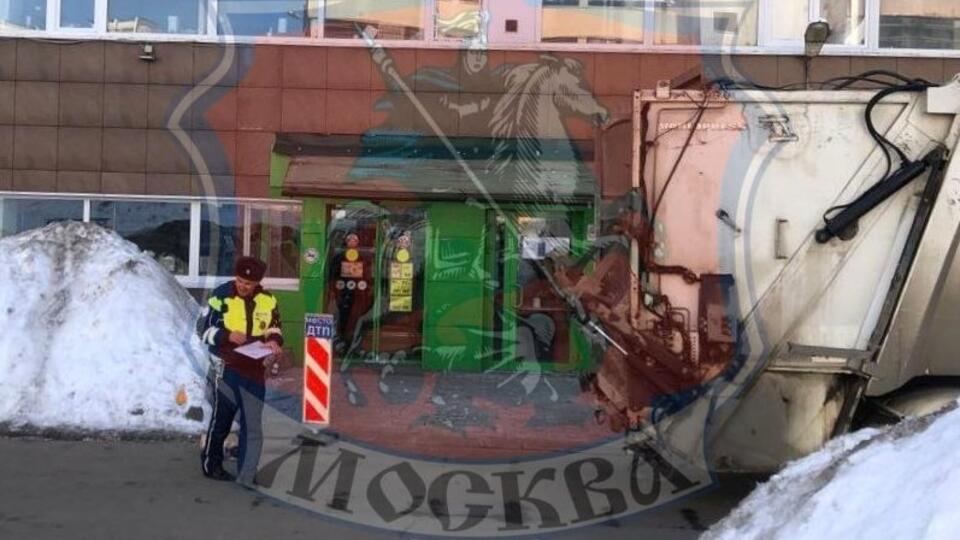 Грузовик насмерть сбил женщину в Москве