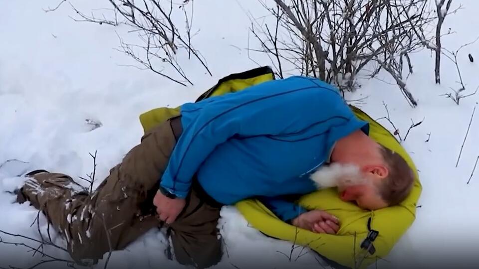 Почему перед смертью люди начинают прятаться и закапывать себя в снег. Фото: © Кадр из программы "Загадки человечества", РЕН ТВ
