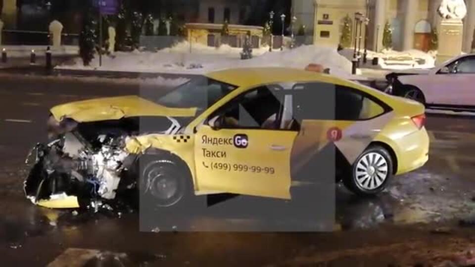 Два человека пострадали в ДТП с такси и Mercedes в центре Москве