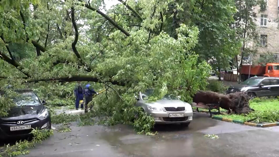 Ураган в Москве повредил почти 800 машин: как получить компенсацию