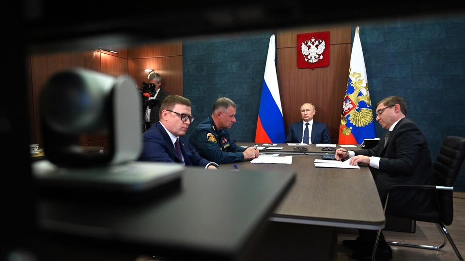 Путин провел совещание о ситуации с паводками и пожарами: главное