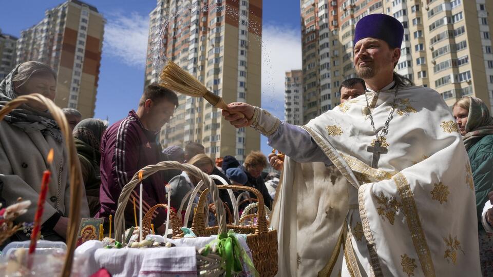 Жители РФ в Великую субботу освящают в храмах пасхальные угощения