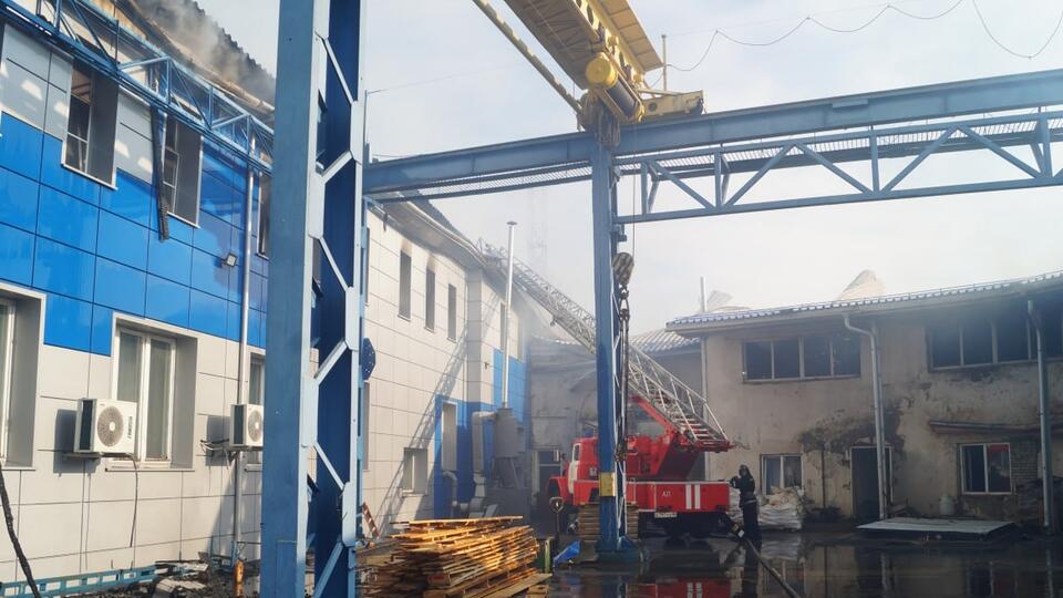 Под Курском потушили пожар на заводе, возникший после сброса взрывчатки с дрона