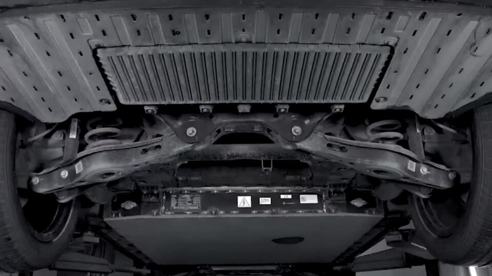 Как Geely EX5 выглядит на подъемнике. Фото: © Кадр из программы "Минтранс", РЕН ТВ