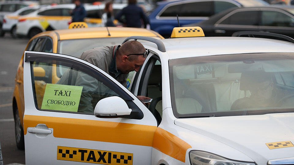 Дептранс: большинство такси в Москве не соблюдают меры по коронавирусу