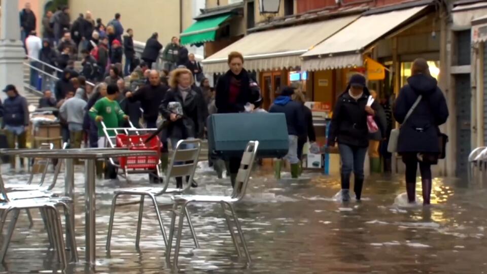 Как жители Венеции спасаются от полного погружения под воду. Фото: © Кадр из программы "Невероятно интересные истории", РЕН ТВ