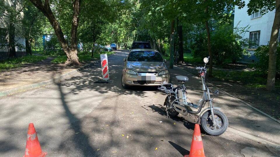 Курьер на электровелосипеде сбил девочку во дворе жилого дома в Москве