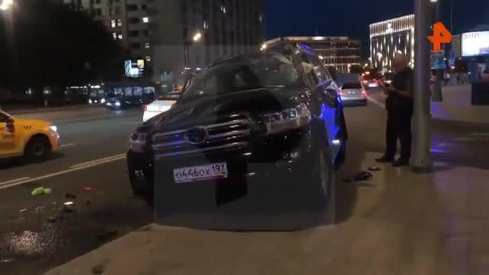Автомобиль перевернулся после ДТП в Москве