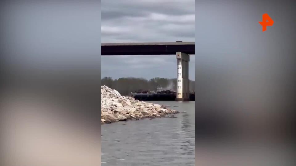 В США второй раз за неделю грузовое судно врезалось в мост
