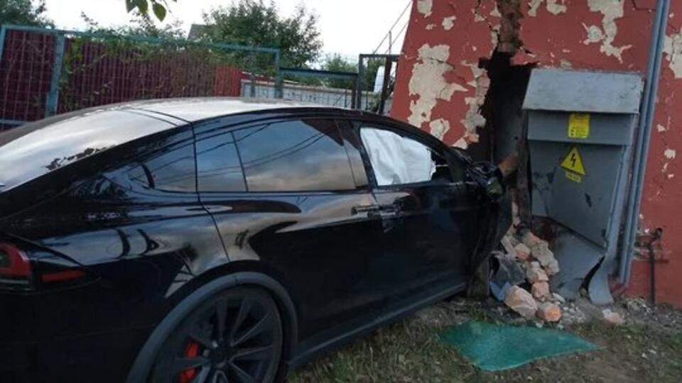 Автомобиль Tesla врезался в здание в Ижевске, два человека пострадали