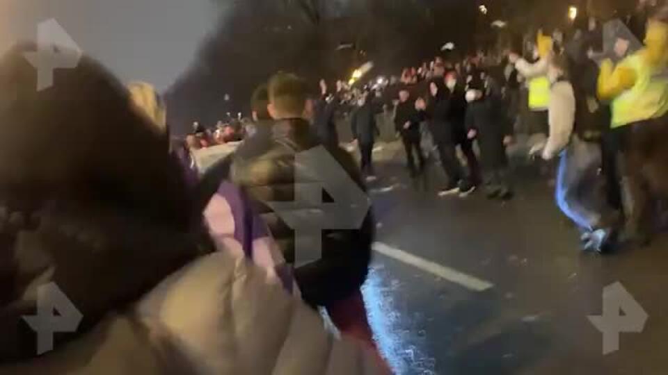 Протестующие набросились на проезжающую машину в Москве