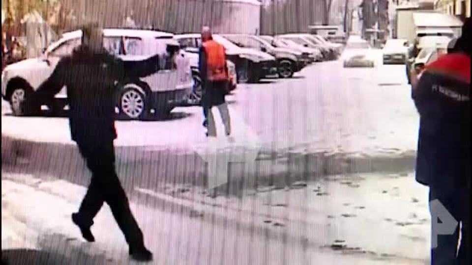 Охранник выстрелил в дворников в Москве: момент нападения
