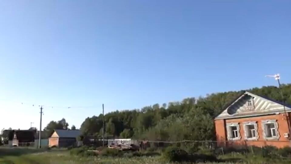 В больницу на садовой тачке: скорая не может подъехать к деревне